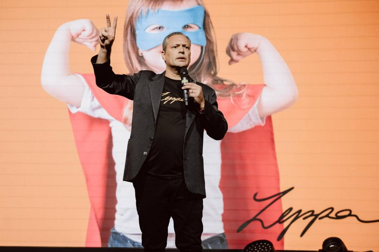 Zeppa energético no palco com plateia vibrando