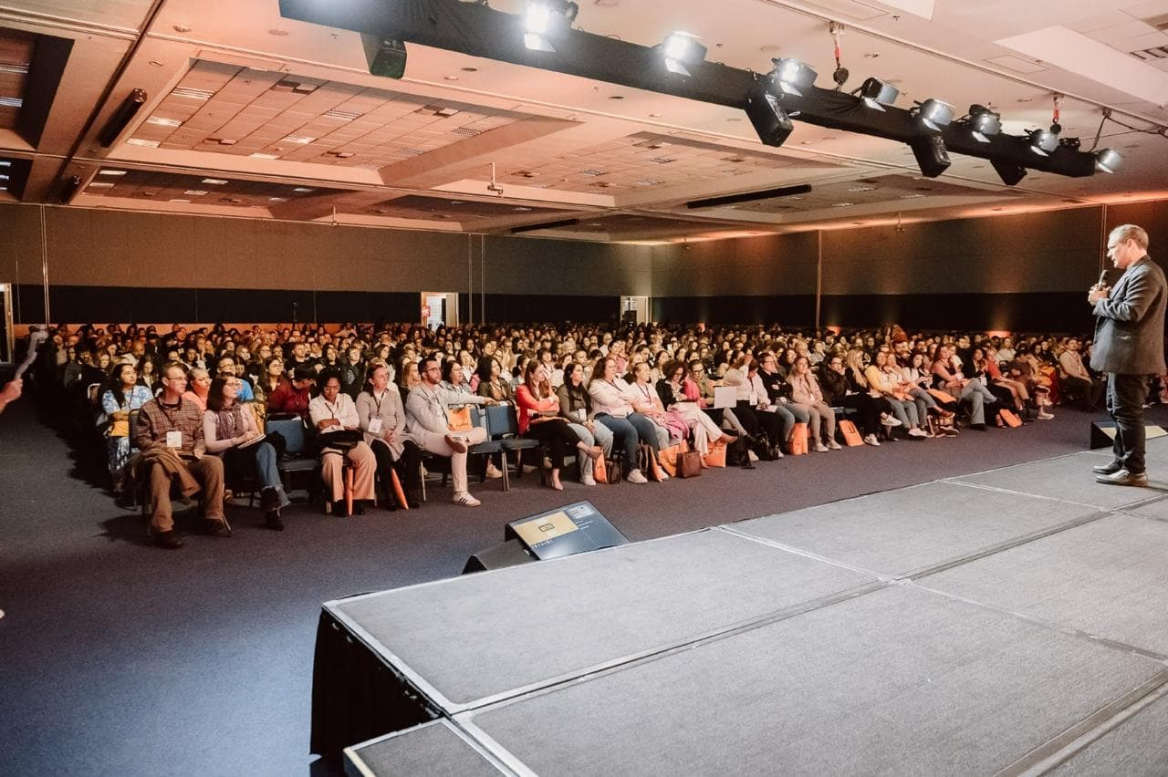 Grande auditório durante palestra do Zeppa