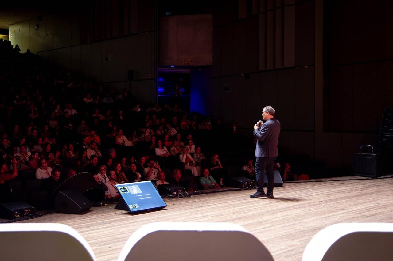 Zeppa em palco com iluminação dramática