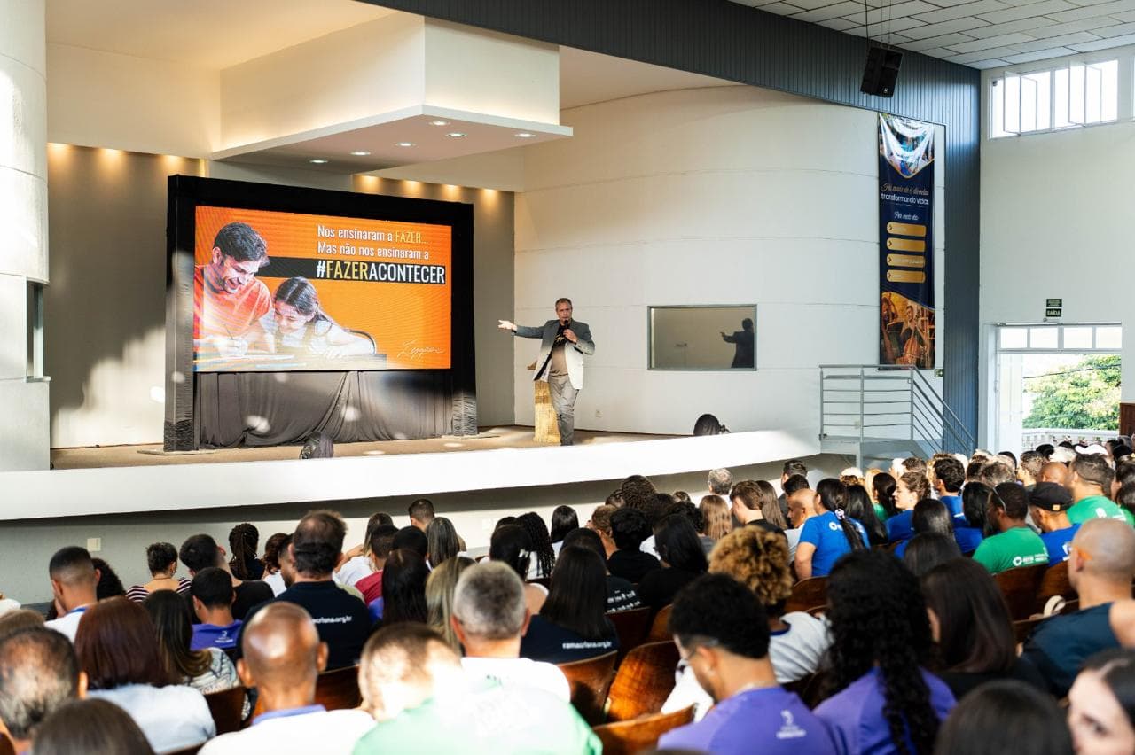Palestra com slide #FazerAcontecer e grande auditório